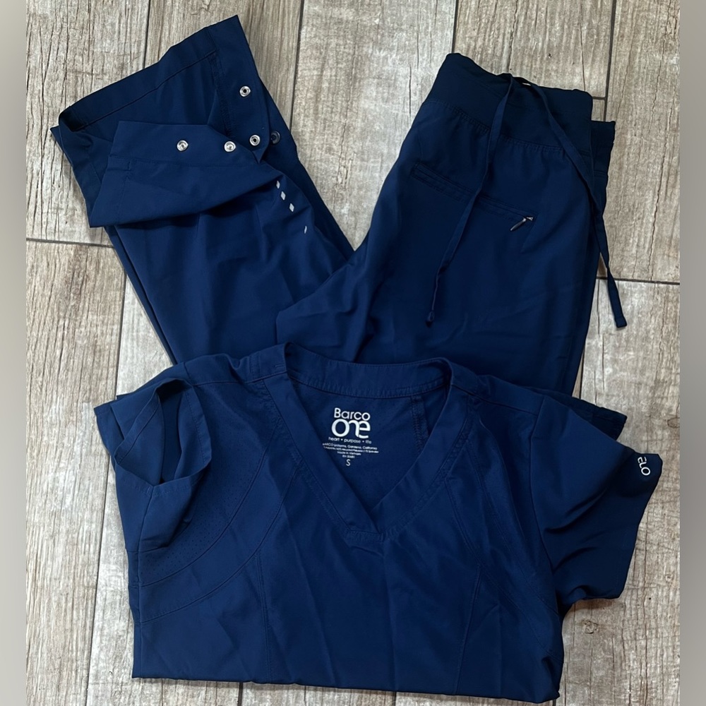 Barco one scrubs size small